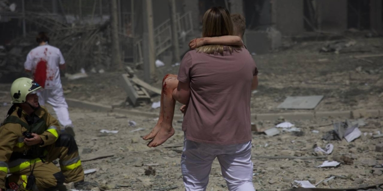 Внаслідок ракетної атаки росіян 28 людей загинуло, 112 постраждало – зведення від МВС на 15.00 (ФОТО)