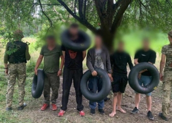 Біля кордону з Румунією затримали п’ятьох чоловіків, які хотіли перепливти Тису з надувними колами (ФОТО)