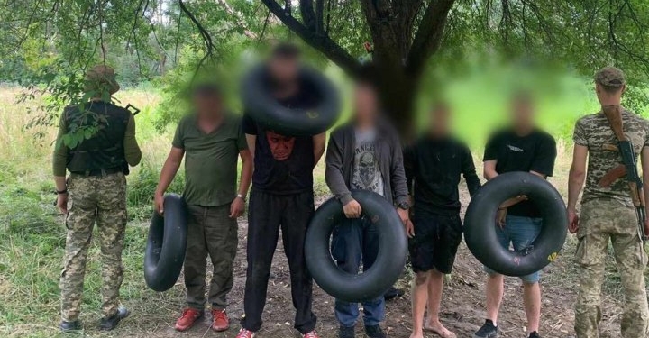Біля кордону з Румунією затримали п’ятьох чоловіків, які хотіли перепливти Тису з надувними колами (ФОТО)