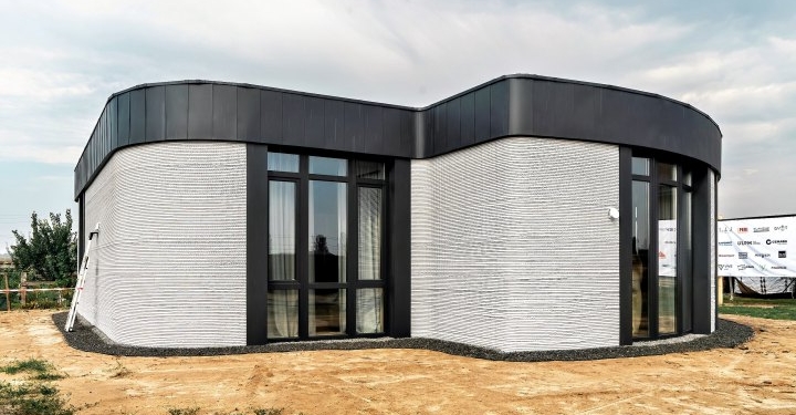 В Україні вперше створили будинок на 3D-принтері. Його отримала родина загиблого захисника з Ірпеня