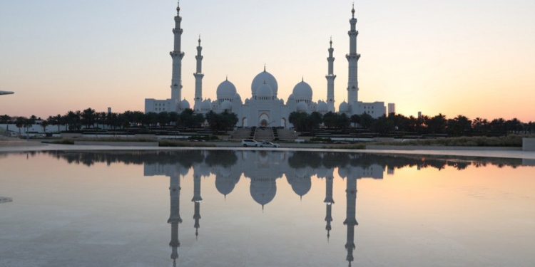 У найбільшій мечеті в ОАЕ запрацював український аудіогід