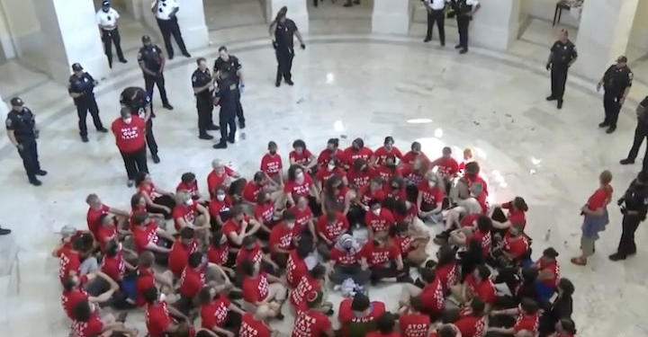 У Вашингтоні поліція арештувала сотні мітингарів, які увірвалися в одну з будівель Капітолію