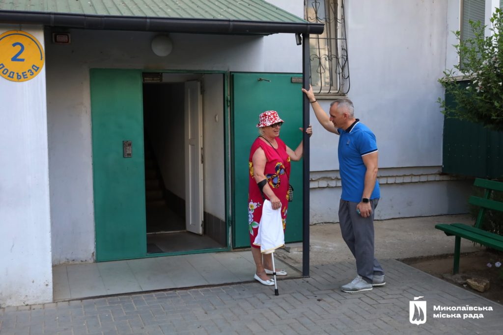 У Миколаєві відновили пошкоджену ворожим обстрілом багатоповерхівку (ФОТО) 16