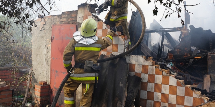 У Миколаєві на Казарського згоріли 2 дачних будинки та 3 госпбудівлі (ФОТО)