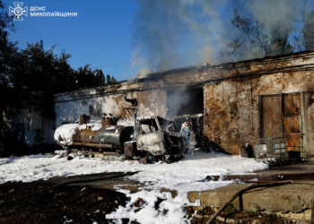 Вогнеборці погасили пожежу бензовозу в Миколаєві: постраждала одна людина, вигоріло 400 кв.м. (ФОТО)