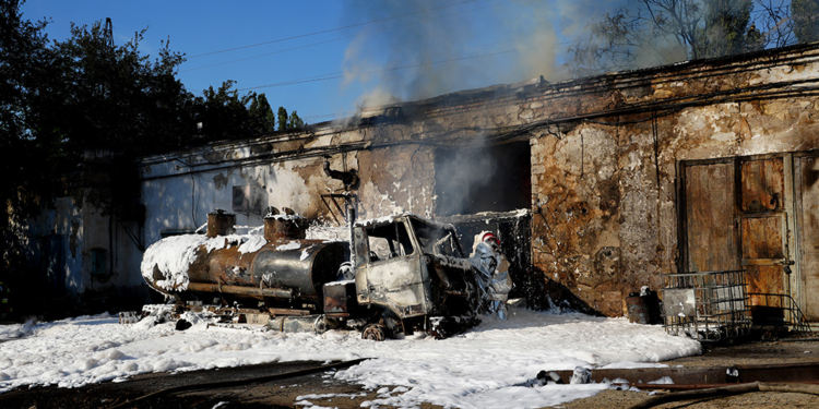 Вогнеборці погасили пожежу бензовозу в Миколаєві: постраждала одна людина, вигоріло 400 кв.м. (ФОТО)
