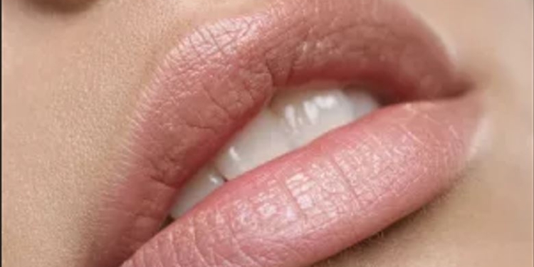 Тест на жіночий характер. Яку губу ви фарбуєте першою, нижню чи верхню?