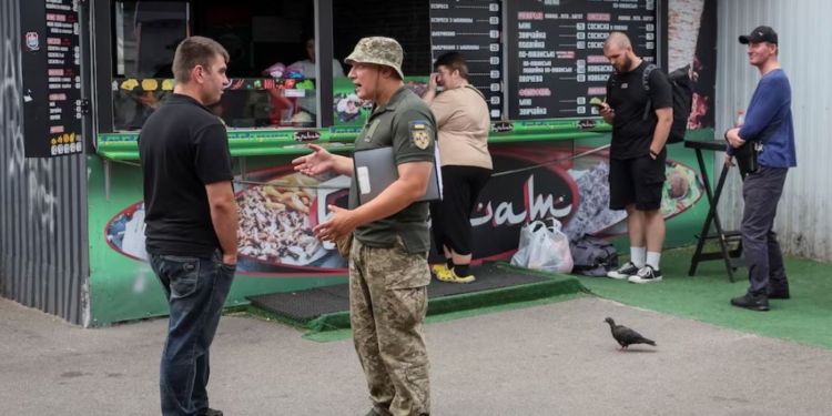 Мобілізаційна кампанія в Україні набирає обертів, незважаючи на зниження ентузіазму, – Reuters