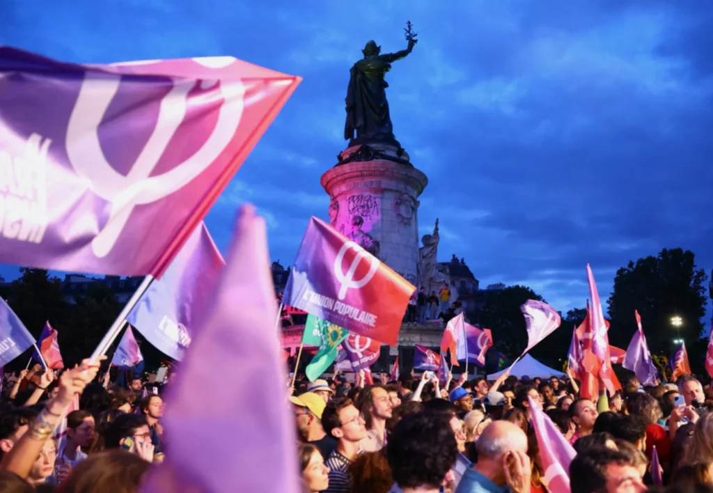 Ультраправі перемогли на парламентських виборах у Франції, у Парижі молодь вийшла на вулиці (ФОТО) 1