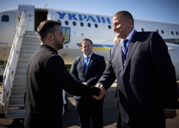 Зеленський з візитом в Британії – його там зустрів Залужний (ФОТО)