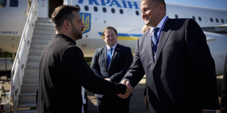 Зеленський з візитом в Британії – його там зустрів Залужний (ФОТО)