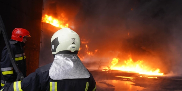 Миколаївський поліцейський став навідником ворожих ракетних ударів на місто і нафтобази, – СБУ