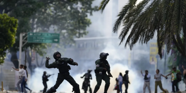 У Венесуелі протести після виборів, їх розганяють газом (ФОТО)