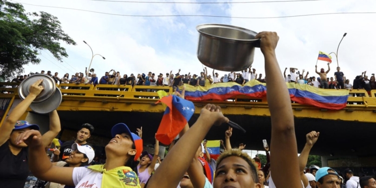 У Венесуелі протести після виборів, їх розганяють газом (ФОТО)