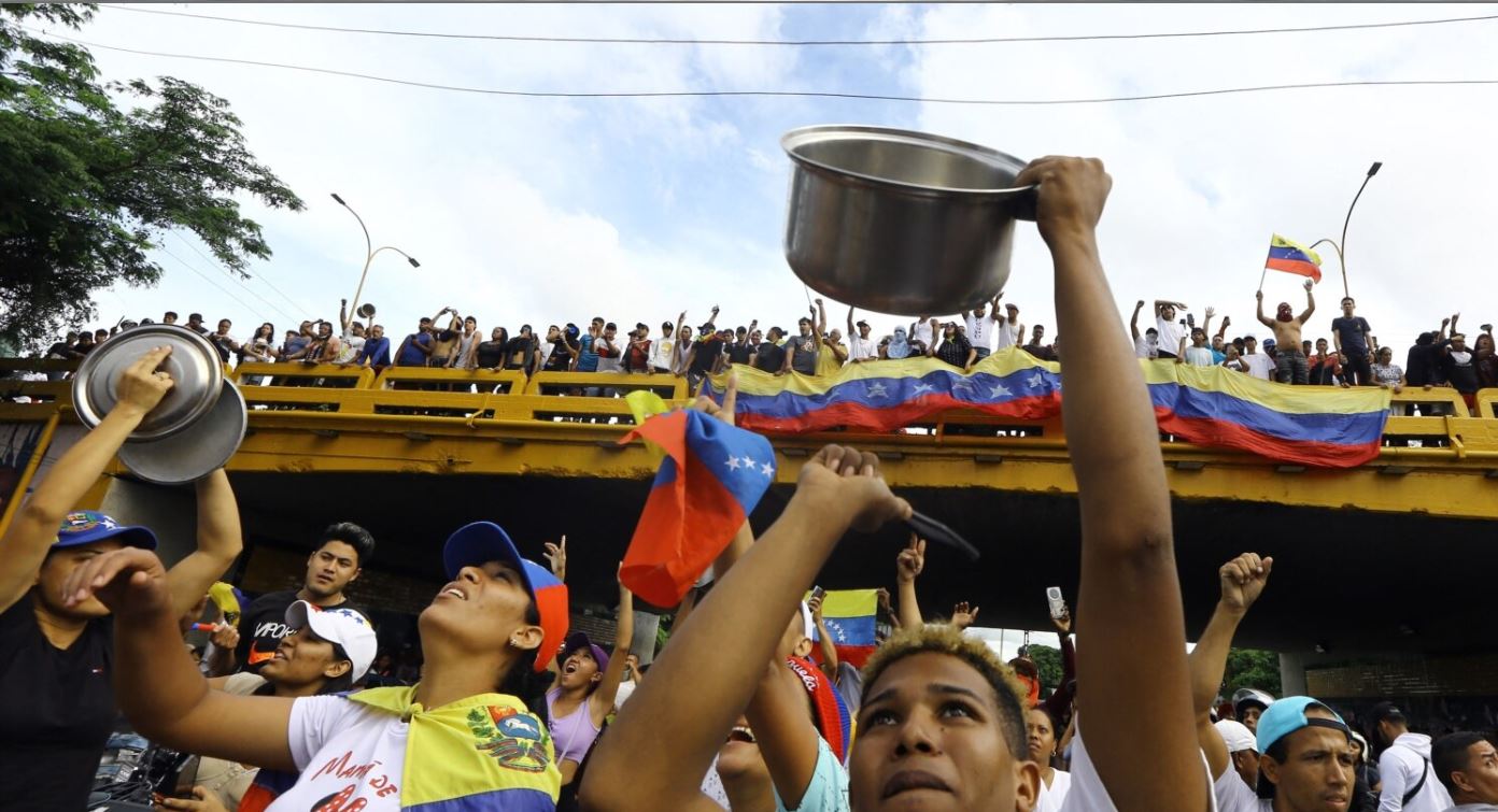 У Венесуелі протести після виборів, їх розганяють газом (ФОТО)