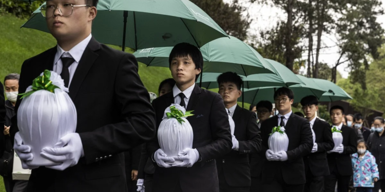 Паперові труни, фальшиві тіла для кремацій, кістки на зуби – в Китаї скандал через корупцію в ритуальній сфері