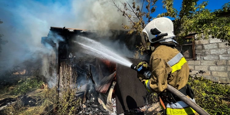 На Миколаївщині в селищі Казанка горіла господарча споруда — вогнеборці врятували житловий будинок (ФОТО)