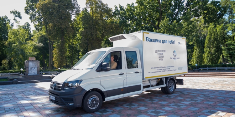 Україна отримала 16 нових авторефрижераторів для доставки вакцин