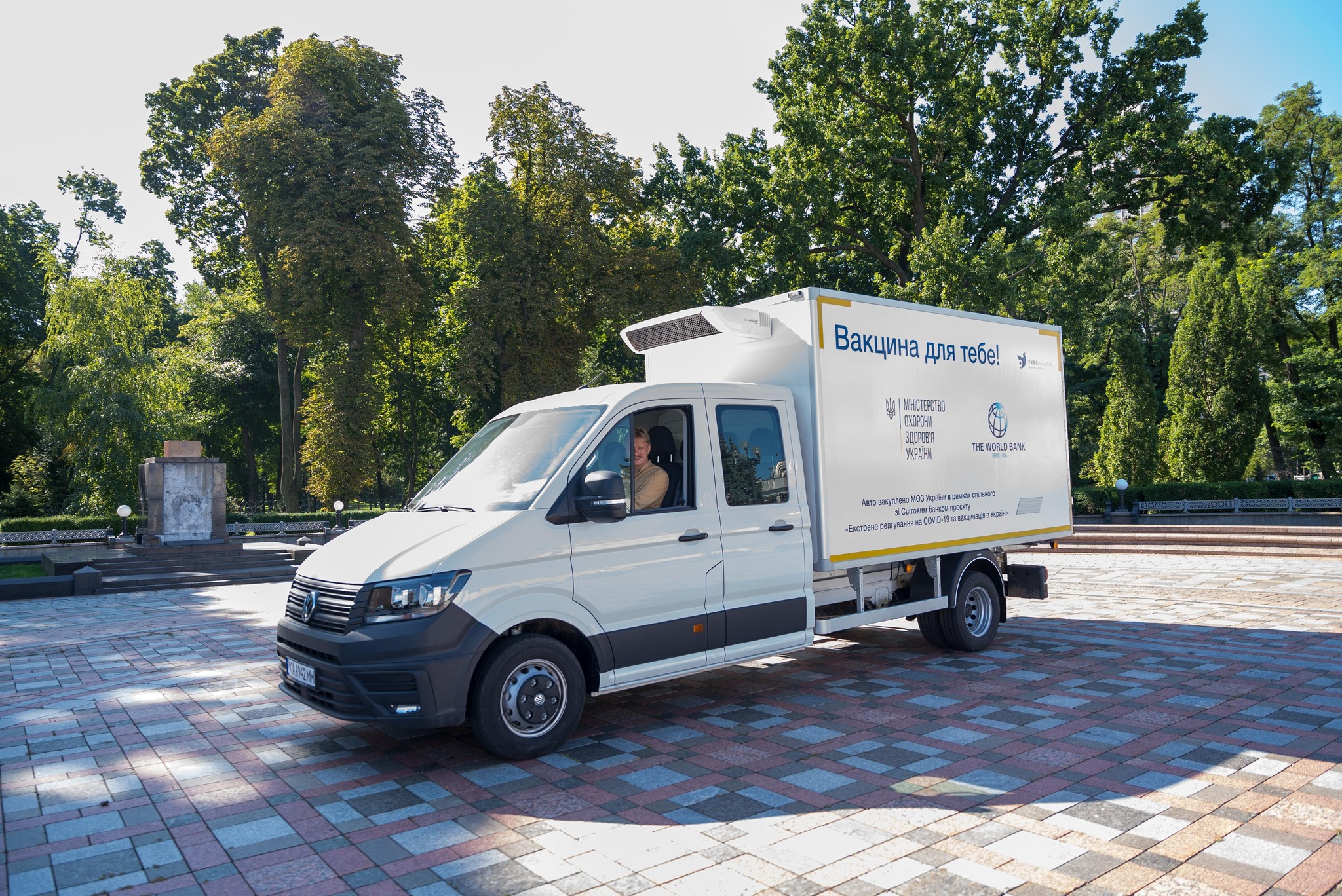 Україна отримала 16 нових авторефрижераторів для доставки вакцин