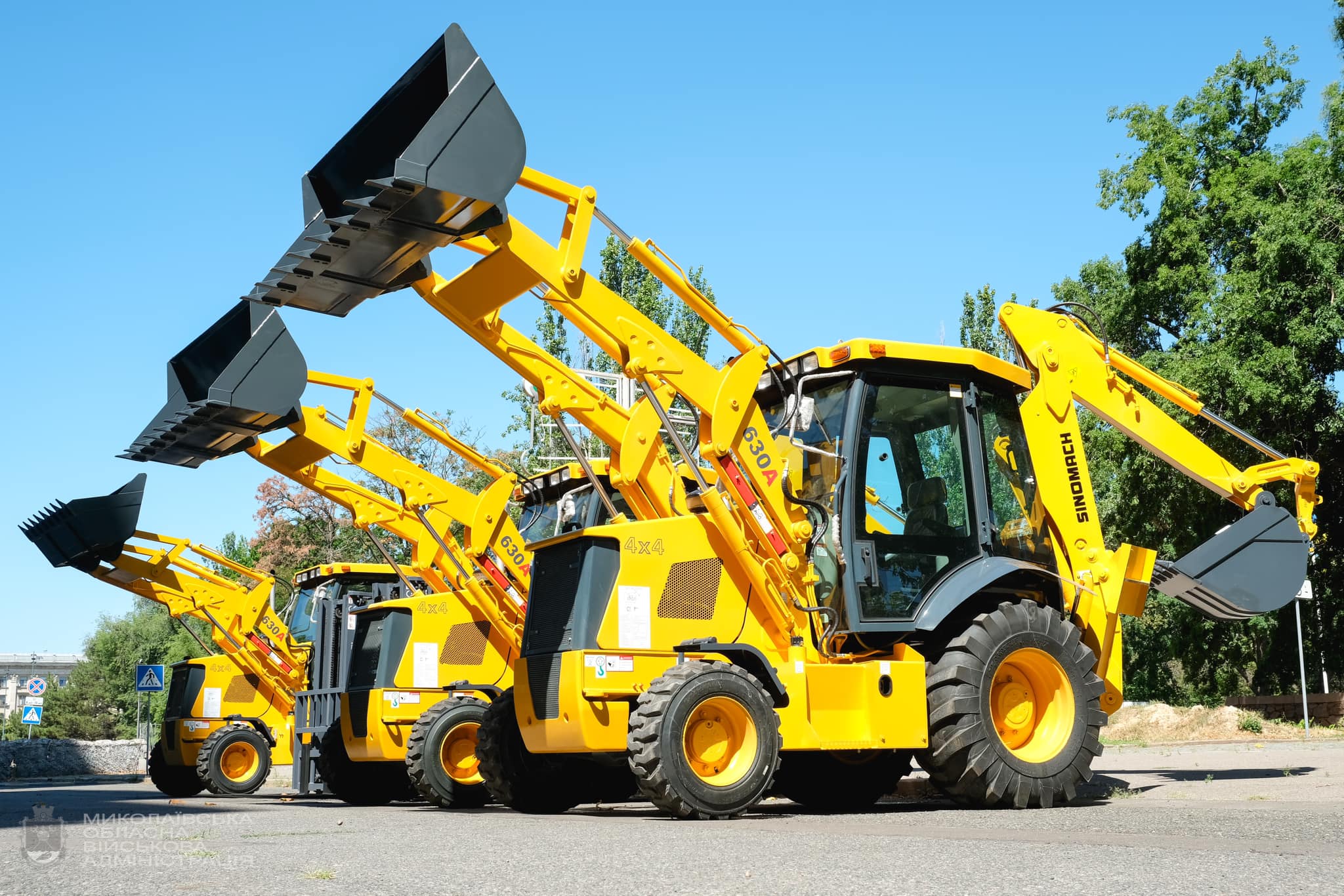 Три громади Миколаївщини отримали екскаватори та навантажувачі від UNOPS (ФОТО, ВІДЕО)