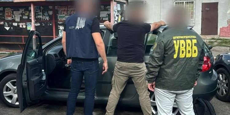 Організував для ухилянтів трансфер до Європи під час війни за 21 тис.євро – на Львівщині підозрюють прикордонника