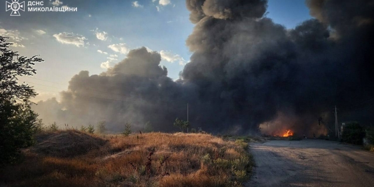 Миколаїв у диму – горить в Коренисі (ФОТО)