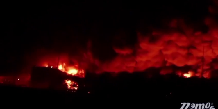 Біля палаючої нафтобази на Ростовщині священники РПЦ провели молебен – вибухнула ще одна ємність (ФОТО, ВІДЕО)