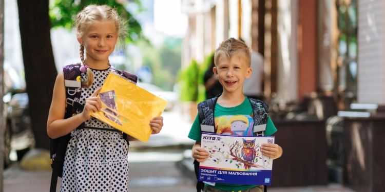 Діти переселенців, які йдуть цього року до першого класу очно, зможуть отримати «Портфель для першочка»: акція діє і на території Миколаївщини