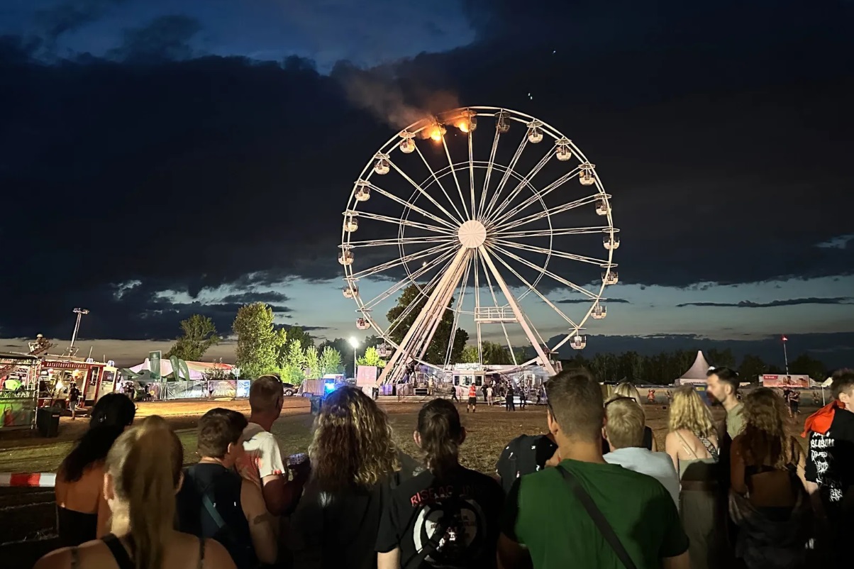 На фестивалі поблизу німецького Лейпцигу загорілось колесо огляду – десятки людей постраждали (ФОТО)