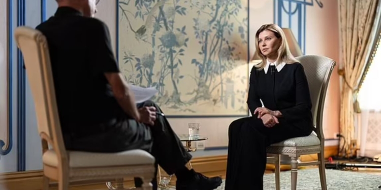 “У моїй родині була традиція – той, хто ловить рибу, той її чистить і смажить”, – Олена Зеленська в інтервʼю Daily Mail