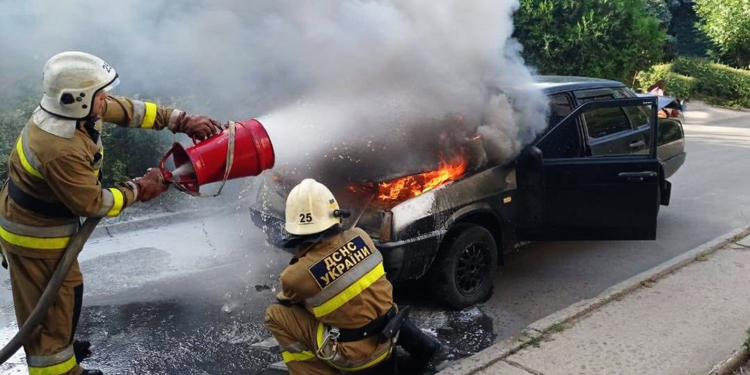 На Миколаївщині зранку під час руху спалахнули дві автівки