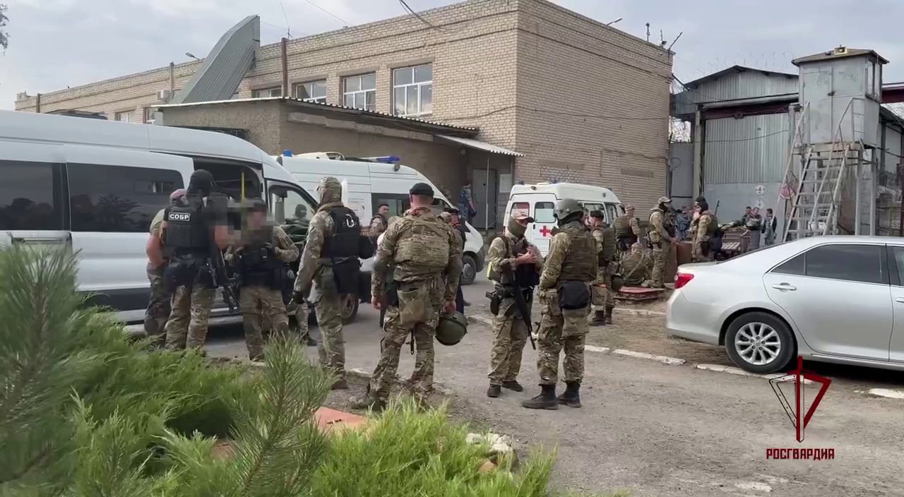 В РФ звільнили заручників у захопленій колонії – заколотників вбили. Що відомо про причини НП