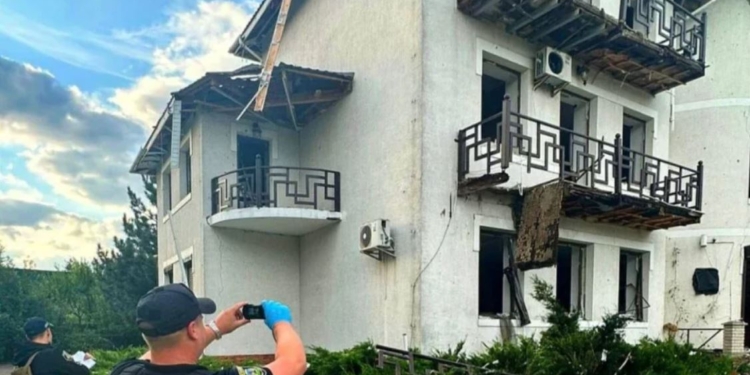 Вночі через уламки дрону постраждав ексдепутат держдуми Ілля Пономарьов, він вважає, що полювали саме на нього (ФОТО)