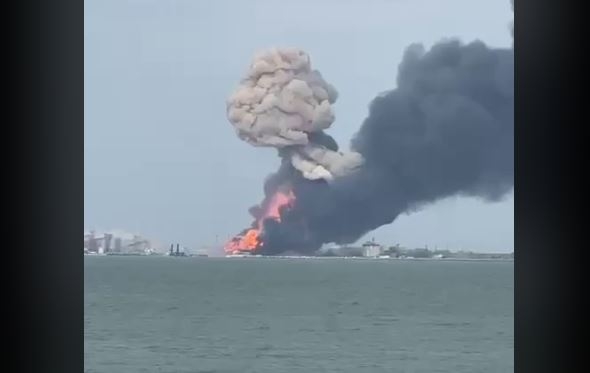 Пором, в який влучила ракета в порту Кавказ, затонув. Він був останнім (ВІДЕО)