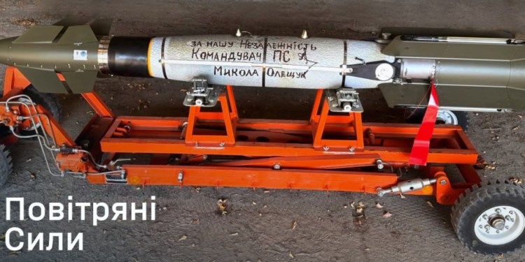 Нашу боротьбу за незалежність підтримує весь цивілізований світ: на голови окупантам полетить французька бомба з автографом командувача Повітряних сил ЗСУ (ФОТО)