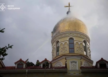 Це знак. В Одесі в купол храму чоловічого монастиря московського патріархату влучила блискавка (ФОТО)