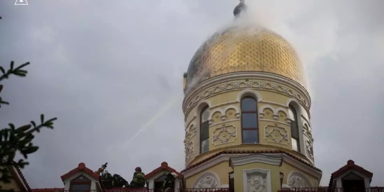 Це знак. В Одесі в купол храму чоловічого монастиря московського патріархату влучила блискавка (ФОТО)