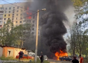 Росіяни вдарили КАБом по багатоквартирному будинку в Харкові. Зеленський відреагував (ВІДЕО)