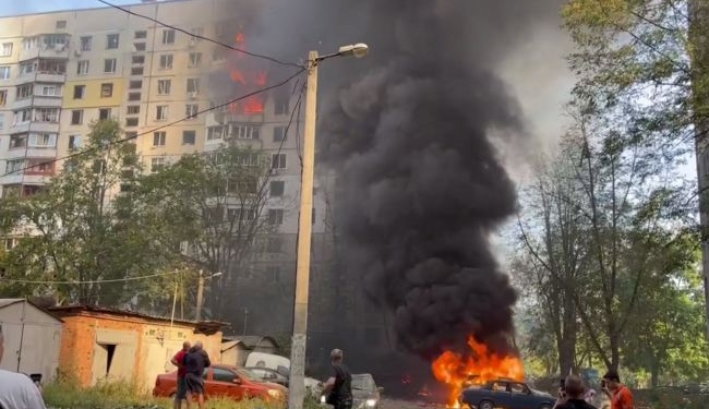 Росіяни вдарили КАБом по багатоквартирному будинку в Харкові. Зеленський відреагував (ВІДЕО)
