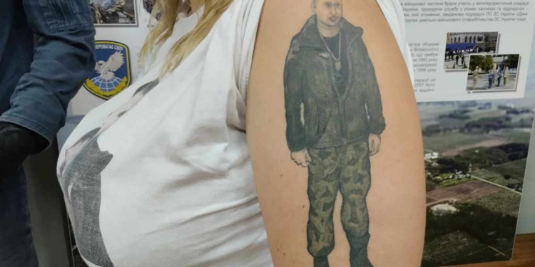 Справжня історія «тату Буданова» – мешканка Миколаївщини набила на плечі тату із фото свого чоловіка, який вже 18 місяців вважається зниклим безвісті (ФОТО, ВІДЕО)