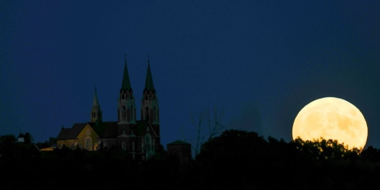 Блакитний Місяць: коли і де можна побачити