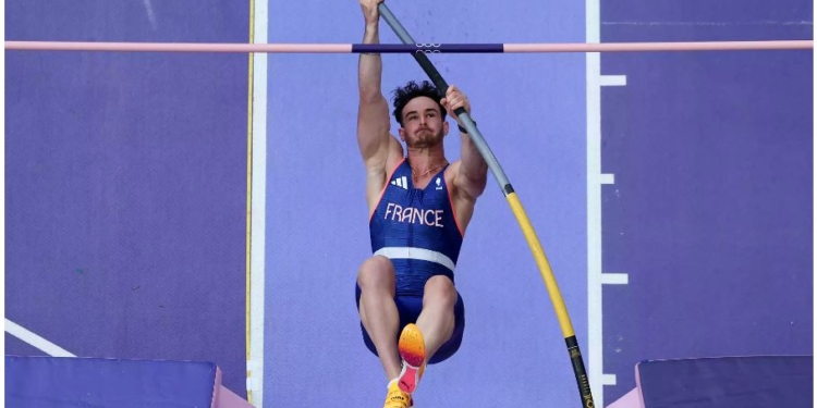 Французький стрибун на Олімпіаді нібито збив перекладину геніталіями – відео стрибка стало вірусним (ВІДЕО)