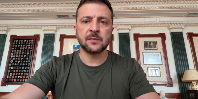 «Сміливість наших воїнів, стійкість наших бойових бригад зараз компенсує дефіцит необхідних рішень від партнерів» – звернення Зеленського (ВІДЕО)