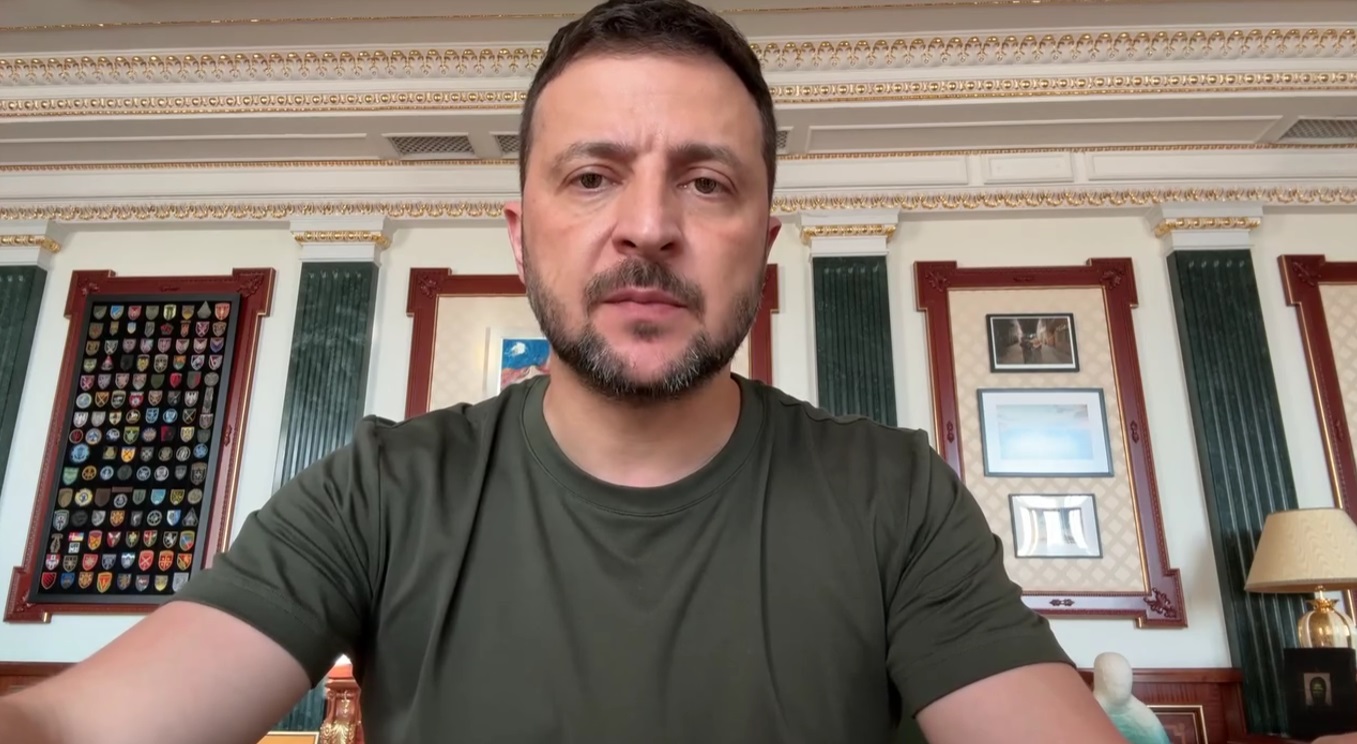 «Сміливість наших воїнів, стійкість наших бойових бригад зараз компенсує дефіцит необхідних рішень від партнерів» – звернення Зеленського (ВІДЕО)
