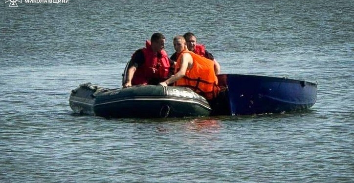 На Миколаївщині чоловік випав з човна, а залізти назад вже не зміг (ФОТО)