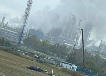 В Омську після вибуху горить найбільший в РФ нафтопереробний завод (ФОТО, ВІДЕО)