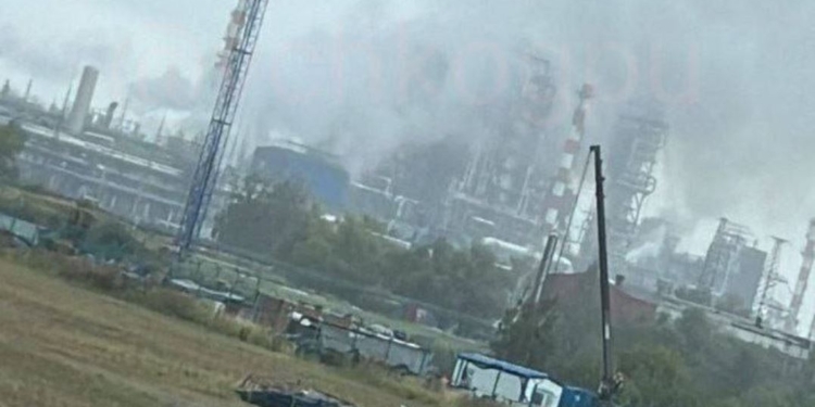 В Омську після вибуху горить найбільший в РФ нафтопереробний завод (ФОТО, ВІДЕО)