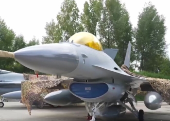 Зеленський привітав військових авіаторів і показав F-16 (ВІДЕО)