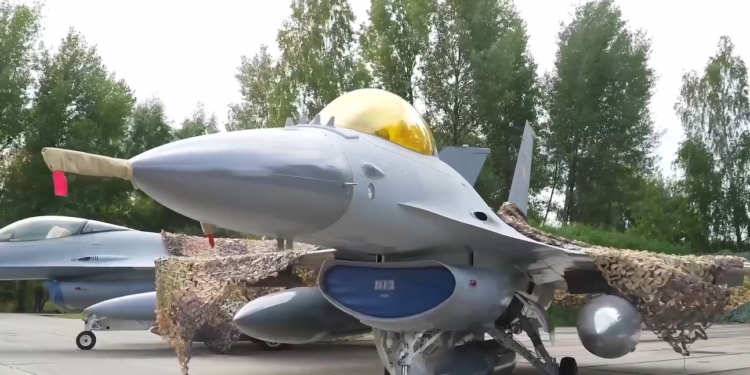 Зеленський привітав військових авіаторів і показав F-16 (ВІДЕО)