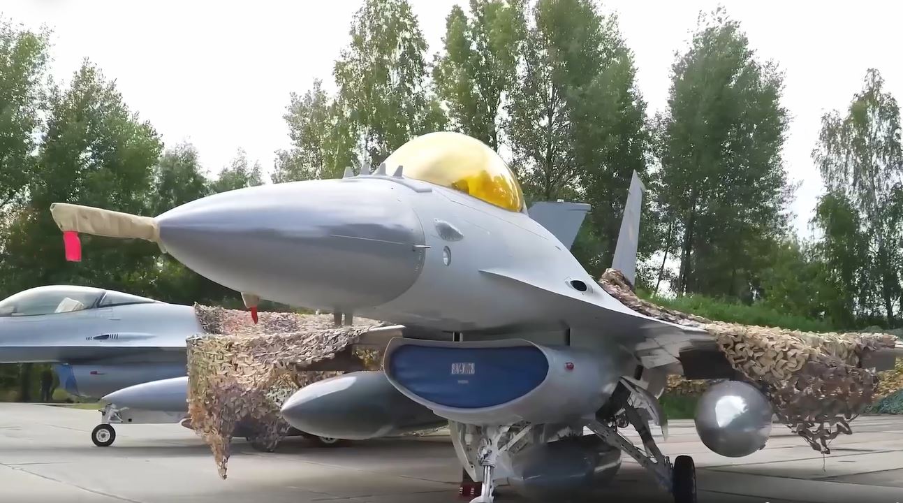 Зеленський привітав військових авіаторів і показав F-16 (ВІДЕО)